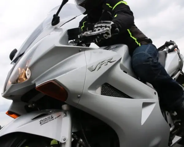 Jazda na srebrnym motocyklu Honda VFR 800. Choć piękny, ma swoje wady, jak np. ciężar.