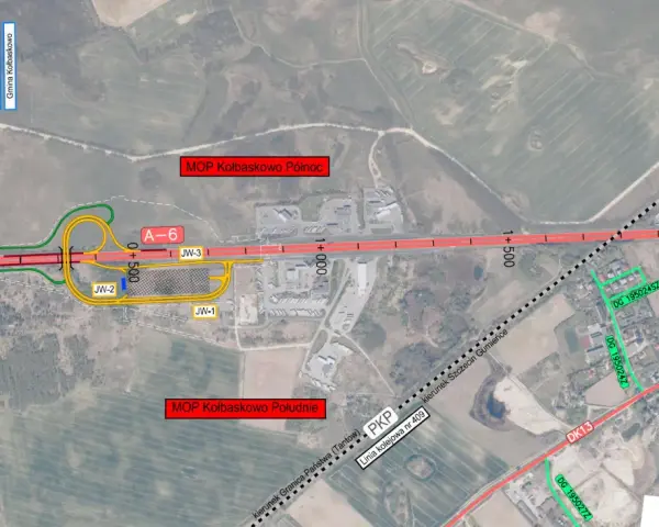 Mapa drogowa z zaznaczoną autostradą A6, węzłami, MOP-ami Kołbaskowo Północ i Południe, linią kolejową oraz drogami lokalnymi w okolicach Kołbaskowa.