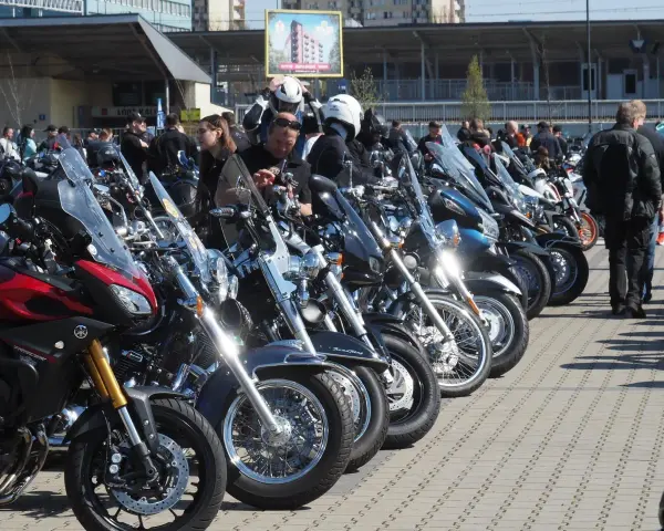 Łódzkie na motocyklu: gotowe trasy, atrakcje i porady eksperta