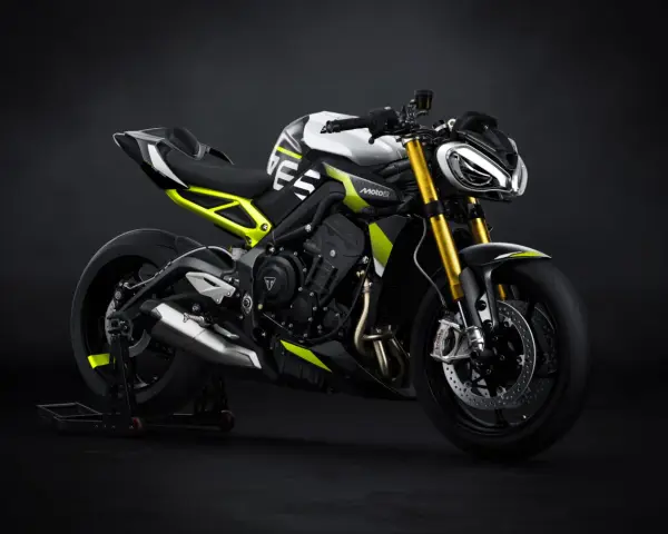 Nowoczesny motocykl Triumph Street Triple w białym i czarnym malowaniu z neonowo-żółtymi akcentami, gotowy do drogi.