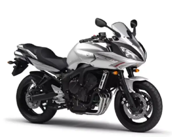 Srebrny motocykl Yamaha Fazer 600. Sprawdź yamaha fazer 600 dane techniczne, aby poznać jego możliwości.