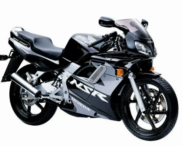 Czarny motocykl Honda NSR 125 z napisem "Super Sprint" na siedzeniu. Ten sportowy model, osiągający prędkość maksymalną V-max, zachwyca dynamicznym designem.