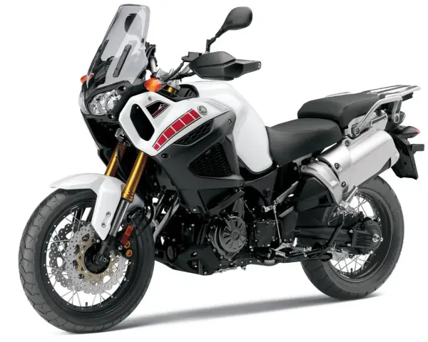 Biały motocykl Yamaha Super Tenere 1200, gotowy na przygodę. Dane techniczne tego potwora sprawiają, że jest idealny na długie trasy.
