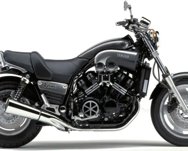 Czarny motocykl Yamaha V-Max z potężnym silnikiem V4, chromowanymi elementami i sportowym wyglądem.