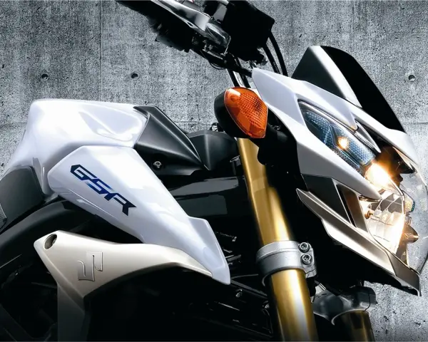 Biały Suzuki GSR 750 z niebieskim napisem GSR. Choć piękny, warto znać jego wady przed zakupem.
