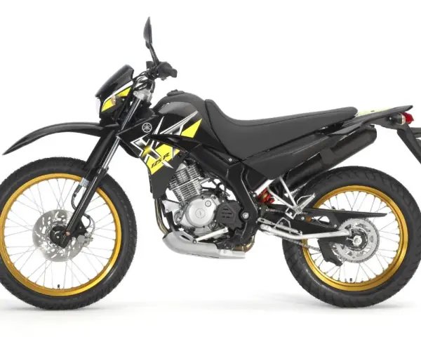 Czarny motocykl Yamaha z żółtymi akcentami i złotymi felgami. Idealny dla szukających motocykli do 5000 zł.