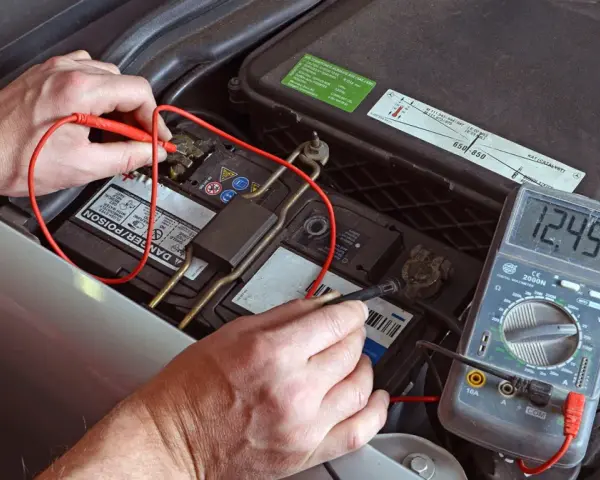 Sprawdzanie akumulatora 12v 6ah multimetrem. Jak ładować, gdy napięcie spadnie poniżej 12.45V?