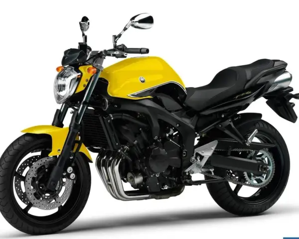Jasnożółty motocykl Yamaha FZ6 z czarnym siedzeniem i detalami. Idealny do miejskiej dżungli.