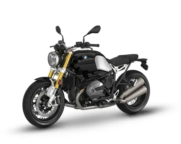 Czarny motocykl BMW R nine T z chromowanymi elementami i dwoma wydechami, gotowy na przygodę.