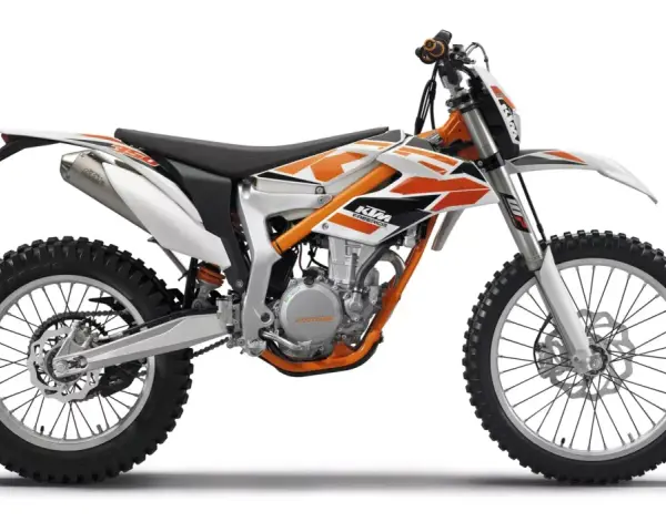 Pomarańczowo-biały motocykl KTM Freeride 350 z terenowymi oponami, gotowy na przygodę.