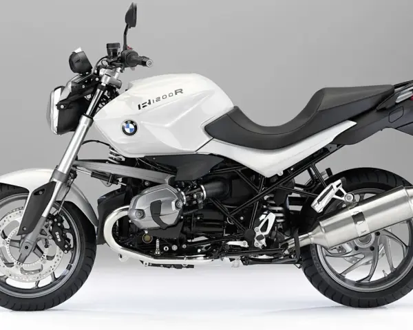 Biały motocykl BMW R1200R z czarnym siedzeniem i detalami, prezentujący moc i styl.