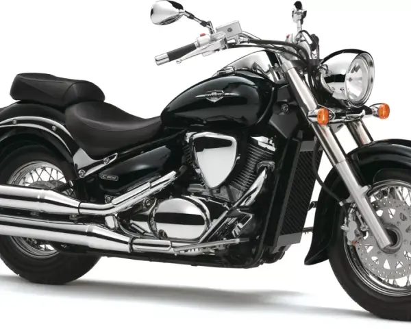 Czarny motocykl Suzuki Intruder 800, klasyczny cruiser. Wady i zalety tego modelu to m.in. jego styl i komfort jazdy.