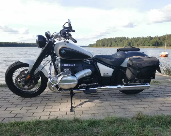 Motocykl BMW 1800cc z sakwami nad jeziorem. Idealny na podróż, cena do negocjacji.