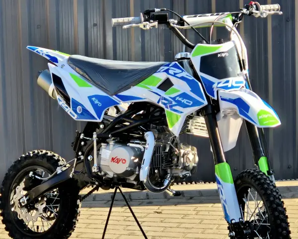 Idealny cross dla 14 latka: Kayo 140 w biało-niebiesko-zielonych barwach, gotowy na pierwsze wyzwania terenowe.
