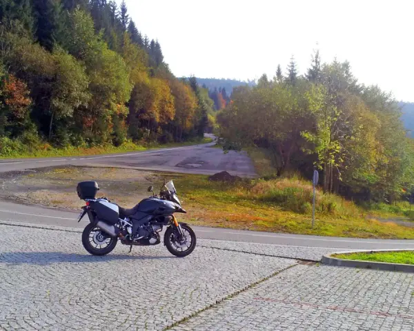 Fajne trasy motocyklowe w Polsce: Gdzie szukać zakrętów i widoków?