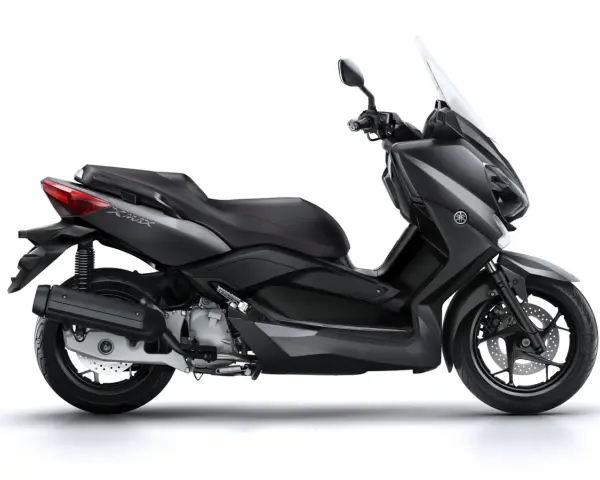 Ciemnoszary skuter Yamaha X-MAX 125, gotowy do osiągnięcia swojej prędkości maksymalnej.