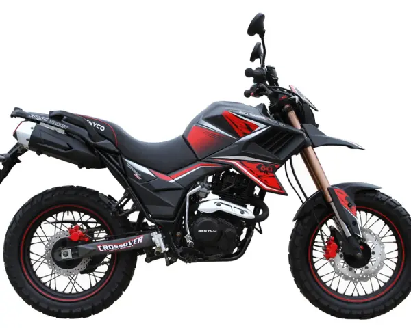 Czarny motocykl z czerwonymi akcentami, gotowy na przygody. To nie są zwykłe amerykańskie motocykle, to maszyna do pokonywania terenu.