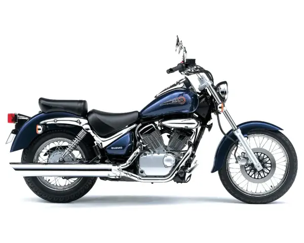 Suzuki Intruder 1500 wady: ciemnoniebieski motocykl cruiser z chromowanymi elementami, dwuosobowym siedzeniem i wydechem.