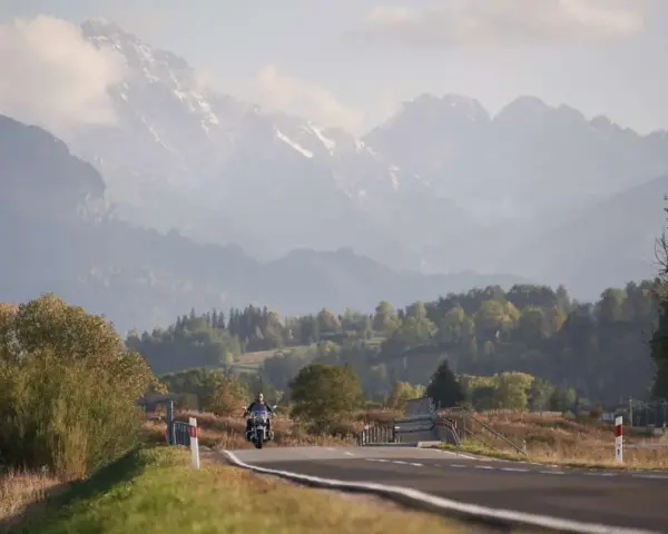 Gotowe trasy motocyklowe w Polsce: Odkryj przygodę bez planowania!