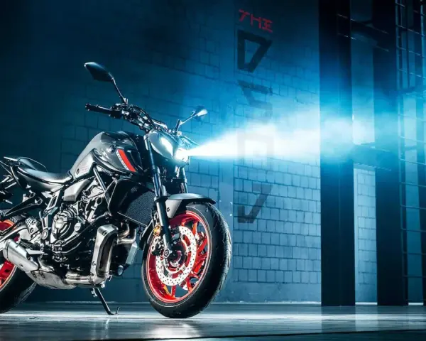 Yamaha MT-07 z zapalonymi światłami, gotowa do jazdy. Sprawdź yamaha mt 07 dane techniczne i poczuj moc!