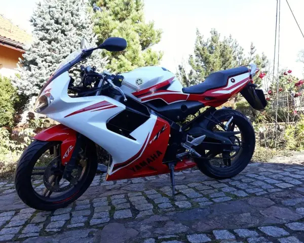Sportowy motocykl Yamaha TZR 50 w biało-czerwonych barwach, gotowy do jazdy z v-max.