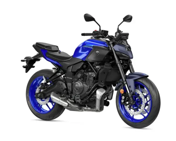 Niebieski motocykl Yamaha MT-07, z mocnym silnikiem, gotowy do jazdy, jak jego większy brat V-Max.
