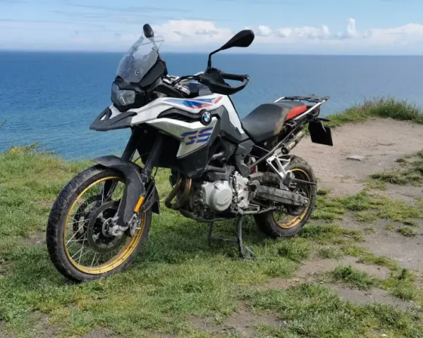 BMW 850 GS na klifie nad morzem, gotowy na przygodę.