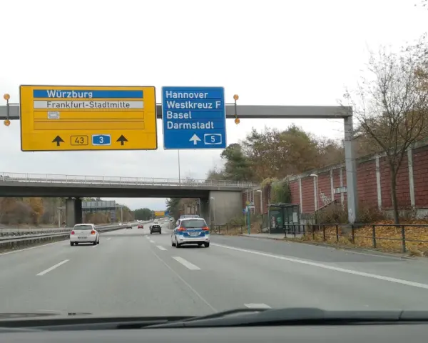 Autostrada A5. Znaki kierują do Würzburga, Frankfurtu, Hanoweru i Darmstadt. Na drodze ruch samochodowy.
