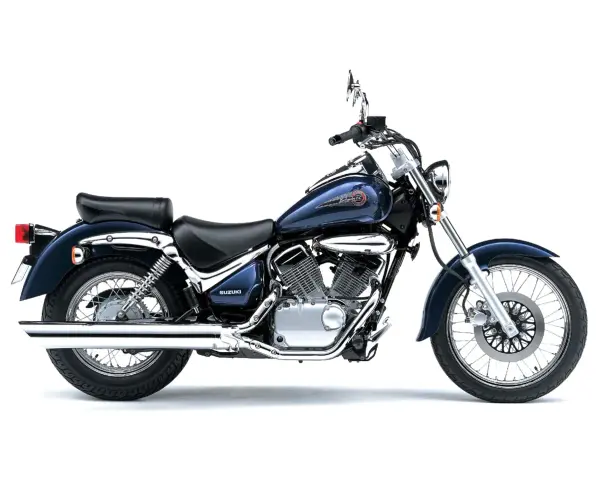 Stylowy, ciemnoniebieski motocykl Suzuki Intruder z chromowanymi elementami, gotowy na przygodę.