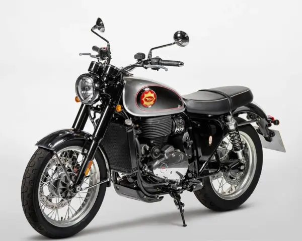 Klasyczny motocykl BSA, jeden z legendarnych angielskich motocykli, z chromowanymi elementami i czarno-srebrnym malowaniem.
