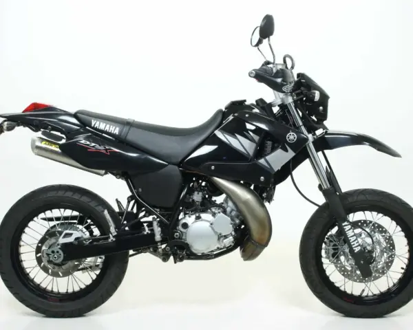 Czarny motocykl Yamaha DT 125 z naklejkami DTX i wydechem Arrow. Idealny do miasta i terenu, sprawdź yamaha dt 125 dane techniczne.