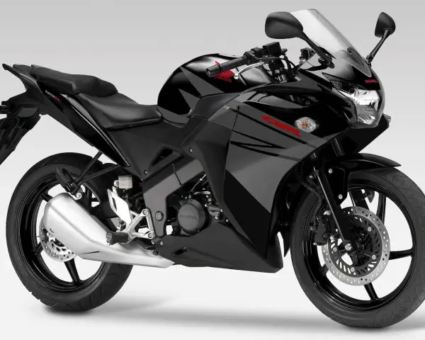 Czarny motocykl sportowy Honda CBR 125R. Pamiętaj o regularnych przeglądach, co ile przegląd motocykla 125?
