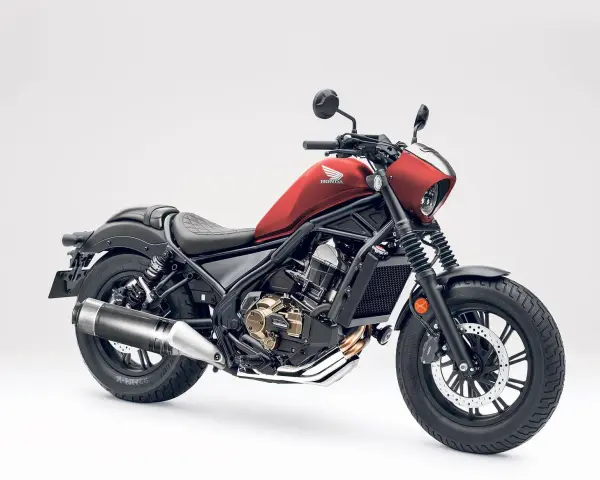 Czerwony motocykl Honda Rebel 125. Dane techniczne tego stylowego cruisera z pewnością zachwycą każdego fana dwóch kółek.