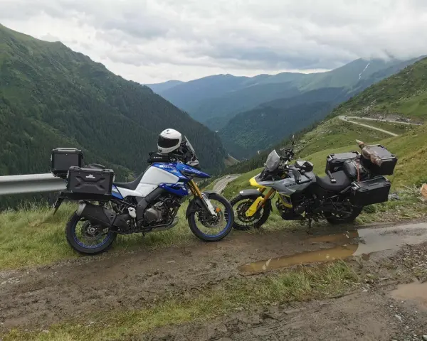 Dwa motocykle na górskiej drodze w Rumunii. Podróż motocyklem po Rumunii, koszty paliwa i noclegów.