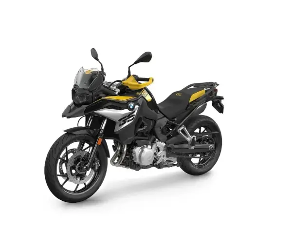 Czarny motocykl BMW f750gs z żółtymi akcentami, gotowy na przygodę.