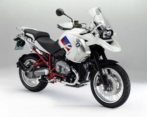Biały motocykl BMW R1200GS z czerwonym stelażem. Czy to model olejowy, czy wodny?