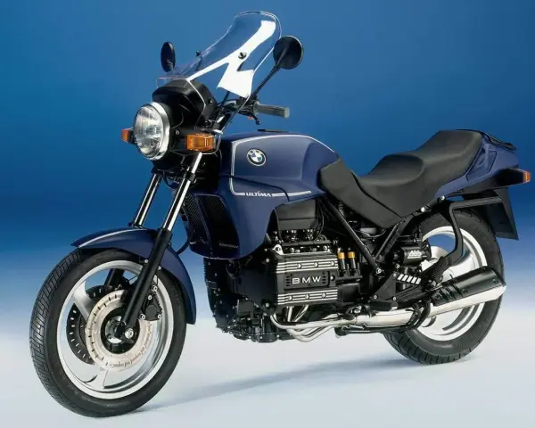 Granatowy motocykl BMW K75 z owiewką i widocznym silnikiem. Szczegółowe dane techniczne BMW K75 dostępne w sieci.