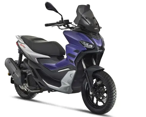 Fioletowy skuter Aprilia SR GT 125, jeden z najszybszych 125 na rynku, z czarną szybą i siedzeniem.