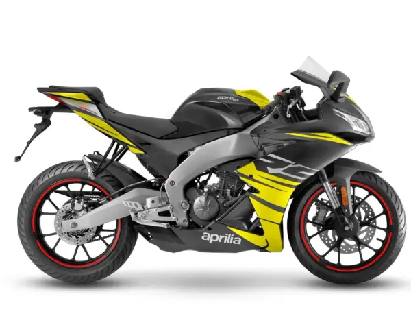 Sportowy motocykl Aprilia RS 125 w czarno-żółtej kolorystyce, gotowy do osiągnięcia swojej maksymalnej prędkości.