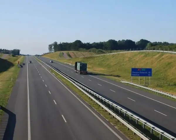Autostradą A1 w kierunku Gdańska, z widocznym znakiem informującym o odległości do Pruszczu Gdańskiego i Gdańska.