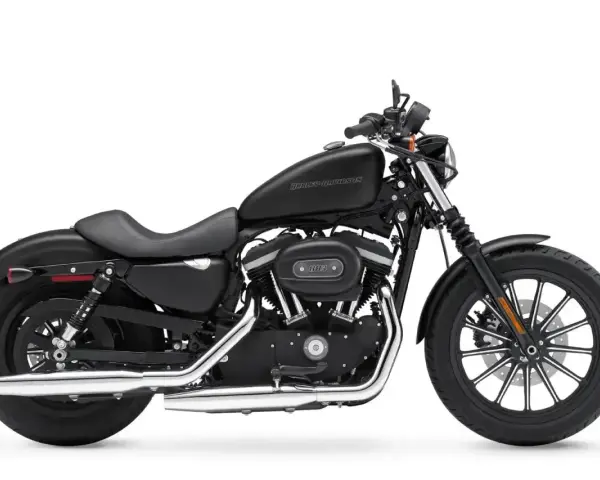 Czarny motocykl Harley-Davidson Sportster. Ten model to świetny wybór, jeśli zastanawiasz się, jaki chopper jest najmniej awaryjny.