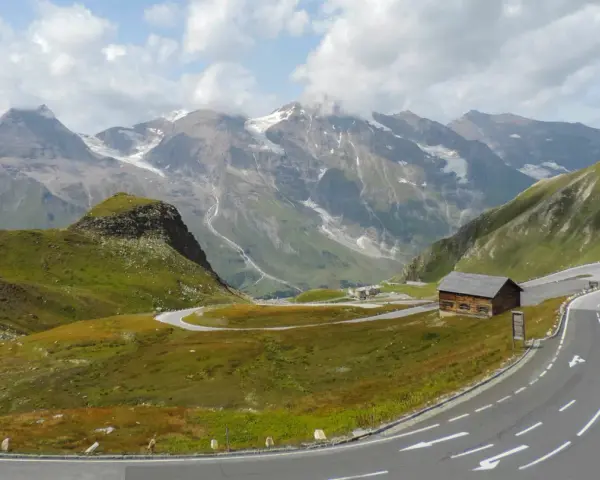 Grossglockner motocyklem: Jak pokonać 36 zakrętów Alp?