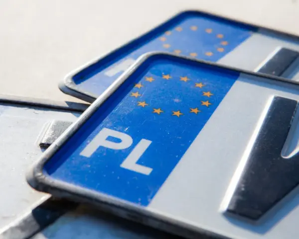 Zbliżenie na polskie tablice indywidualne motocykl z symbolem UE.
