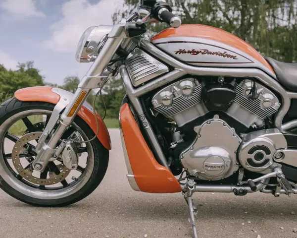Pomarańczowy Harley-Davidson z serii V-Rod, potężny muscle bike, gotowy na jazdę.
