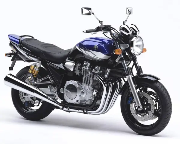 Stylowy motocykl Yamaha XJR w kolorze niebiesko-czarnym, z chromowanymi elementami i potężnym silnikiem.