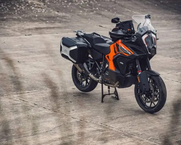 Pomarańczowo-czarny motocykl KTM 1290 Super Adventure z kuframi, gotowy na każdą wyprawę.