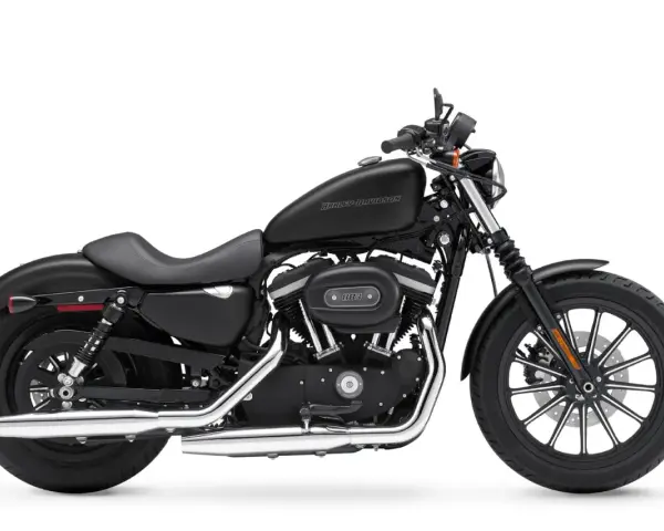 Czarny Harley-Davidson Sportster 883. Idealny chopper do 20 tys. zł dla początkujących i doświadczonych motocyklistów.