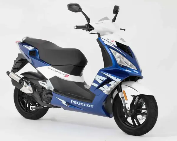 Niebiesko-biały skuter Peugeot Speedfight 3, jeden z najbardziej bezawaryjnych skuterów 50.
