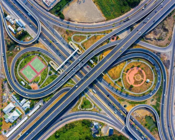 Autostrada vs ekspresówka: Co je dzieli? Prędkość, opłaty, znaki