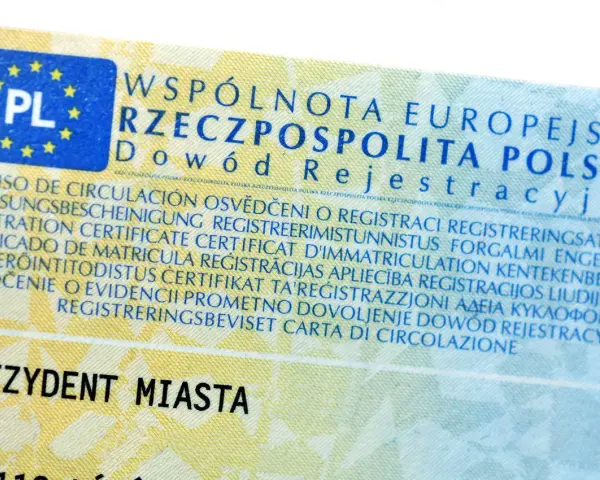 Zgubienie dowodu rejestracyjnego to problem. Na dokumencie widnieje napis "Dowód Rejestracyjny" oraz godło Polski.